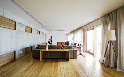 Panele winylowe czy posadzka mineralna ‒ co sprawdzi się lepiej na podłodze w domu?