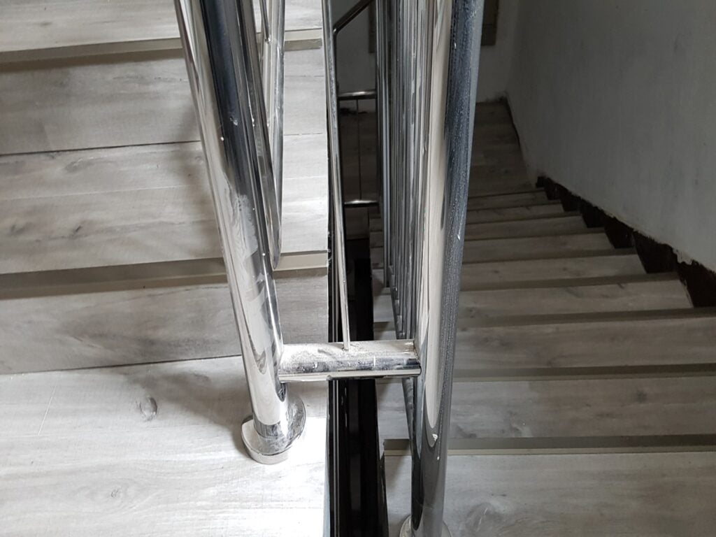 Konsorcjum Ochrony Kopalń – Zabrze. Naprawa podłoża i montaż posadzki z paneli winylowych na klatce schodowej i korytarzach 3