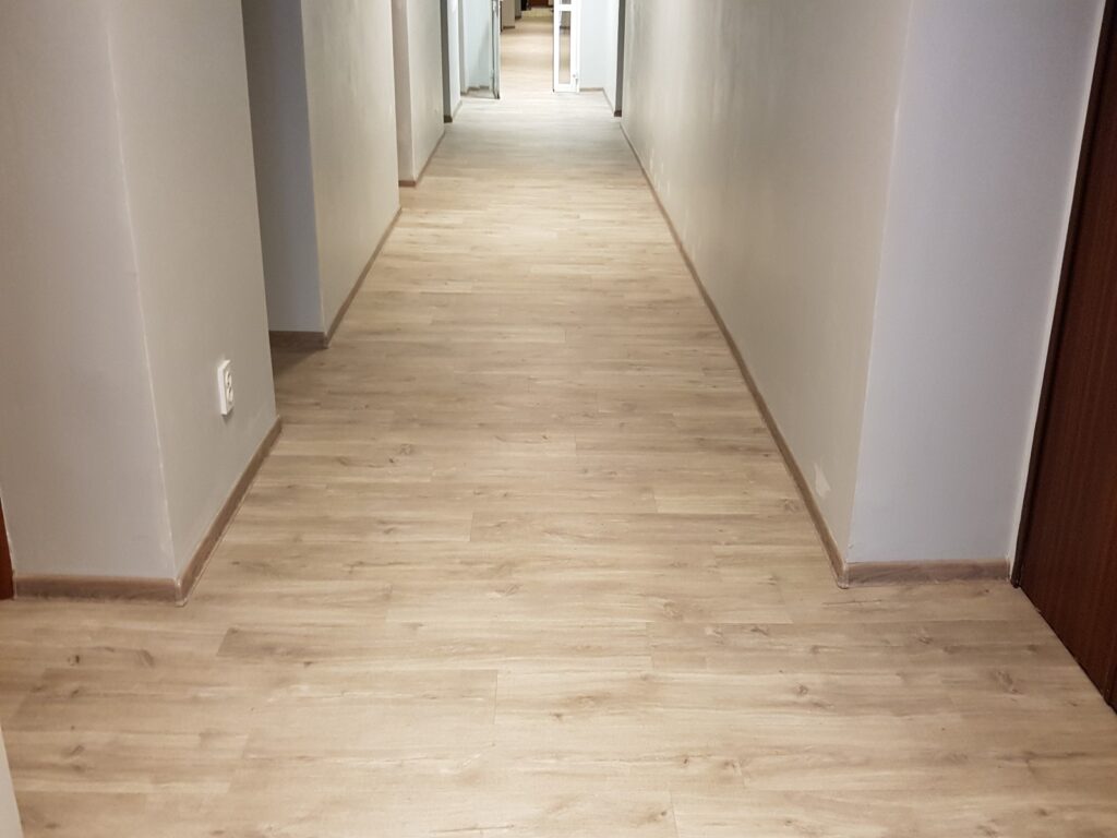 Konsorcjum Ochrony Kopalń – Zabrze. Naprawa podłoża i montaż posadzki z paneli winylowych na klatce schodowej i korytarzach 2