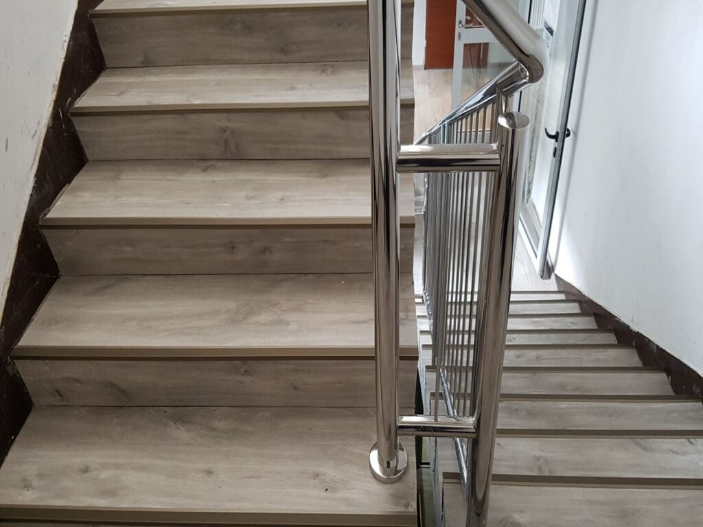 Konsorcjum Ochrony Kopalń – Zabrze. Naprawa podłoża i montaż posadzki z paneli winylowych na klatce schodowej i korytarzach 4