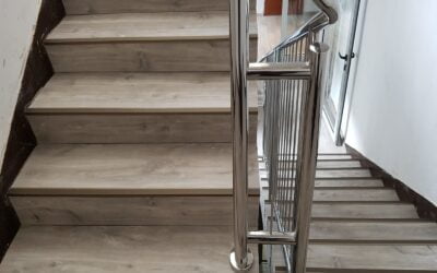 Konsorcjum Ochrony Kopalń – Zabrze. Naprawa podłoża i montaż posadzki z paneli winylowych na klatce schodowej i korytarzach