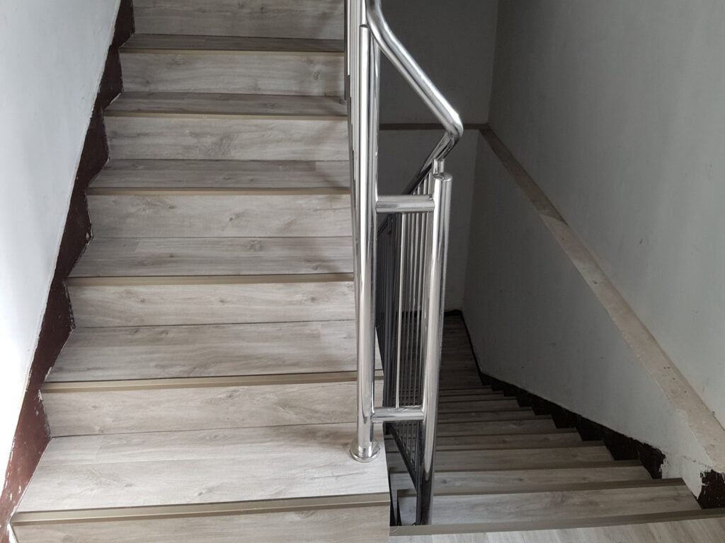 Konsorcjum Ochrony Kopalń – Zabrze. Naprawa podłoża i montaż posadzki z paneli winylowych na klatce schodowej i korytarzach 1