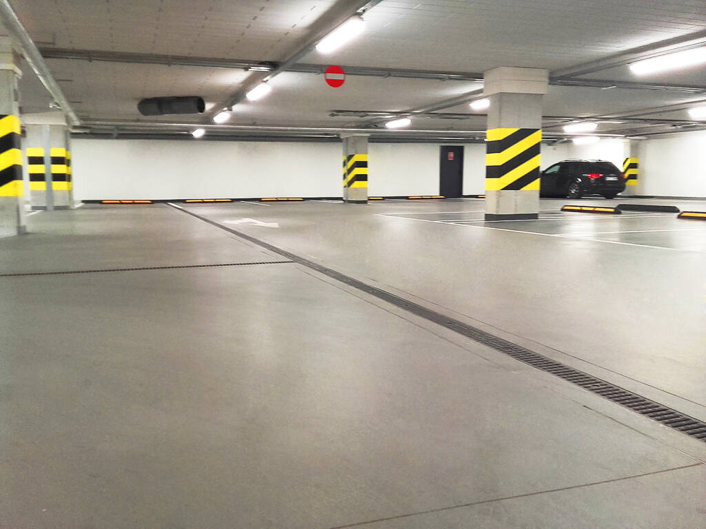 Posadzka żywiczna kolorowa w garażu podziemnym w Zakopanem 1