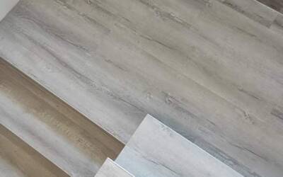 Panele winylowe na ścianie i schodach – Praszka