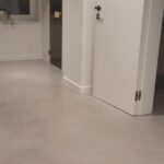 Mikrocement na podłogi 73