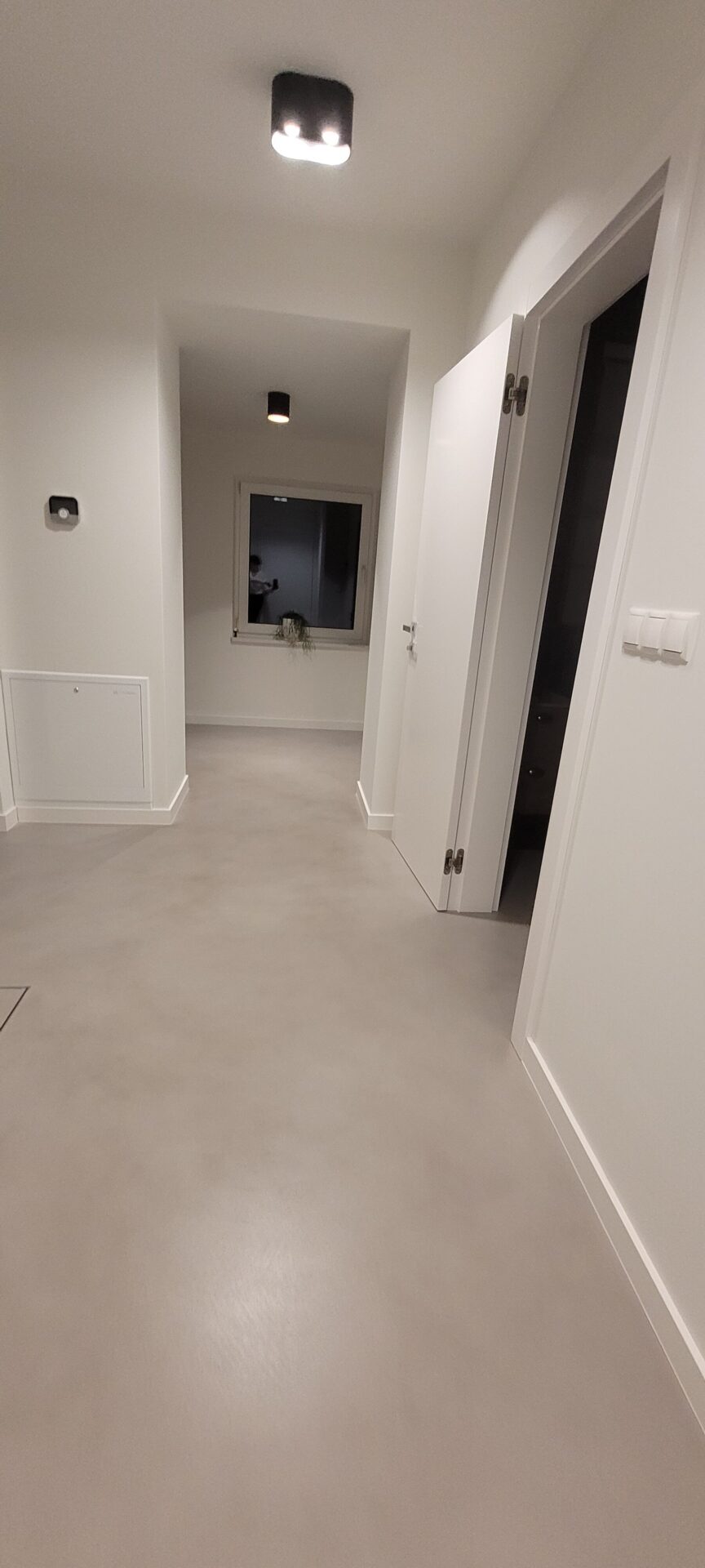 20230418_223722 Mikrocement na podłogi 2