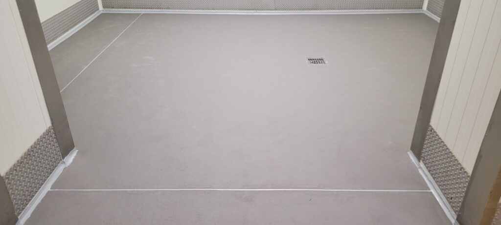 Posadzka żywiczna Flowfresh w zakładzie produkującym żywność - specjalny system żywic 44