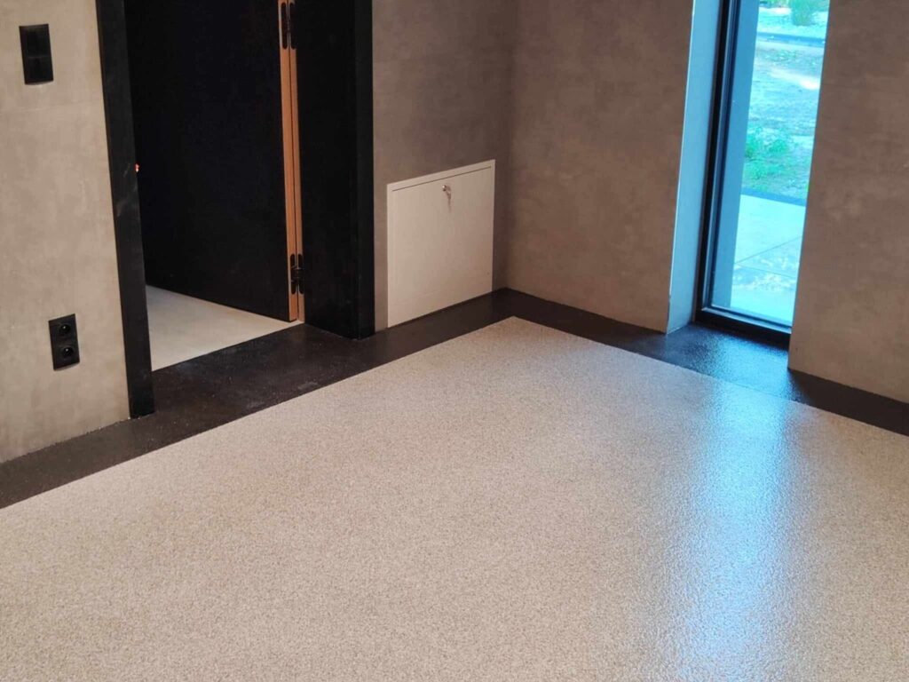 Posadzka żywiczna na kolorowych piaskach w dwóch kolorach w garażu domowym. 33