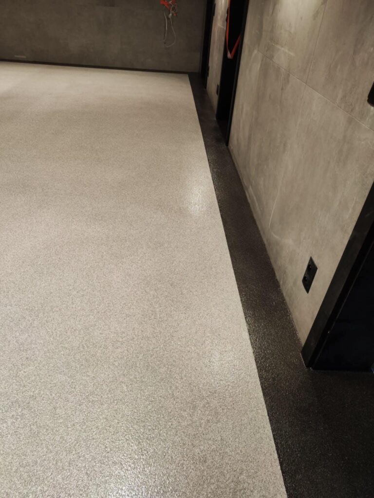 Posadzka żywiczna na kolorowych piaskach w dwóch kolorach w garażu domowym. 34