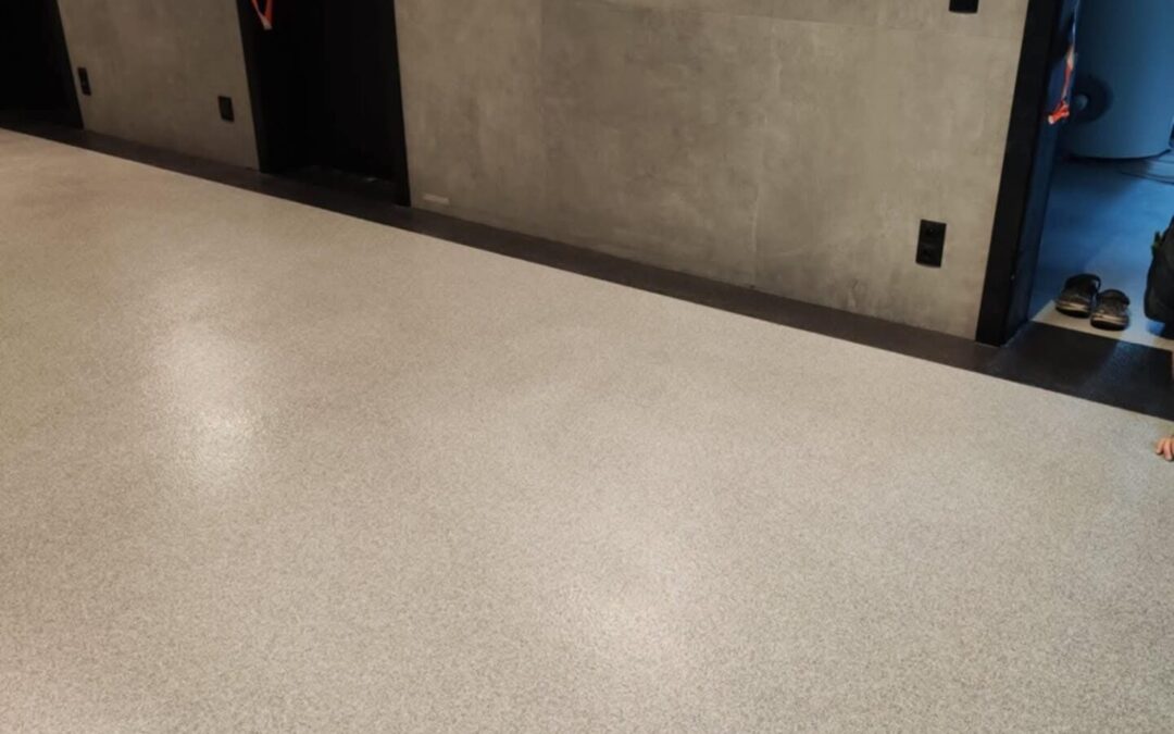 Posadzka żywiczna na kolorowych piaskach w dwóch kolorach w garażu domowym.