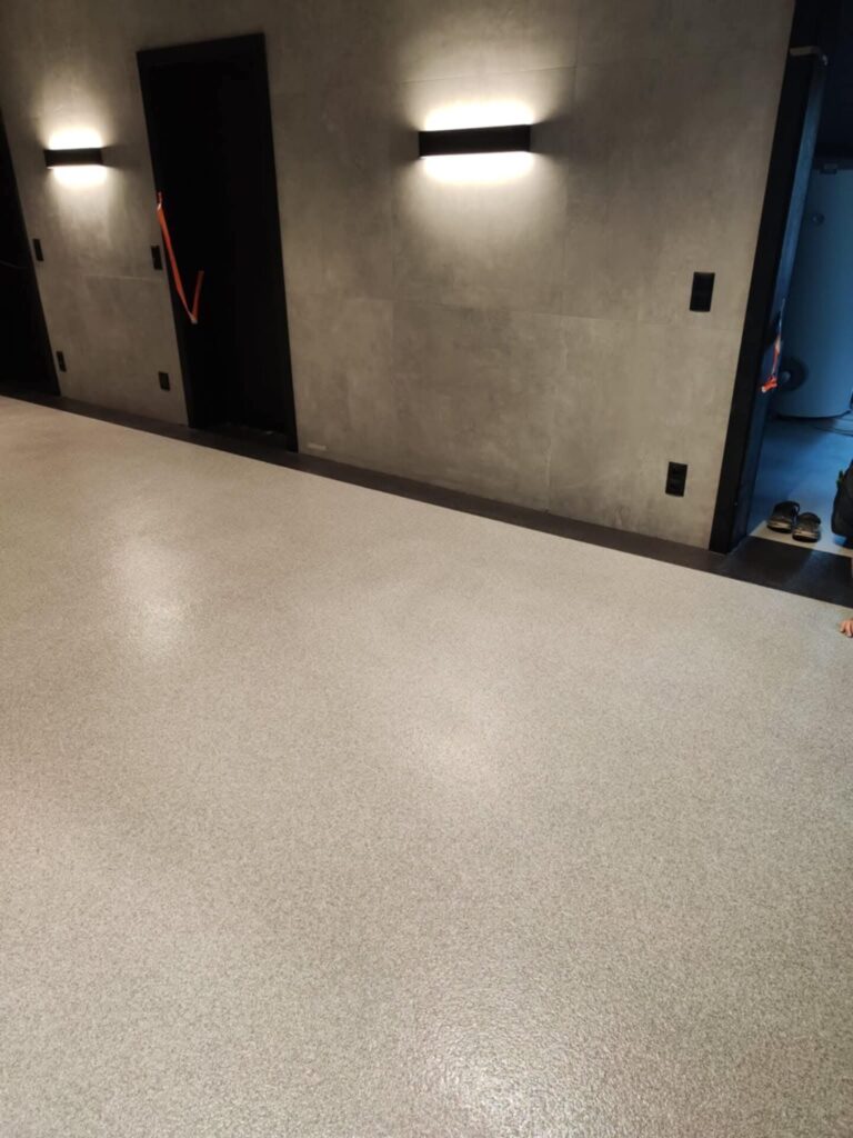 Posadzka żywiczna na kolorowych piaskach w dwóch kolorach w garażu domowym. 36