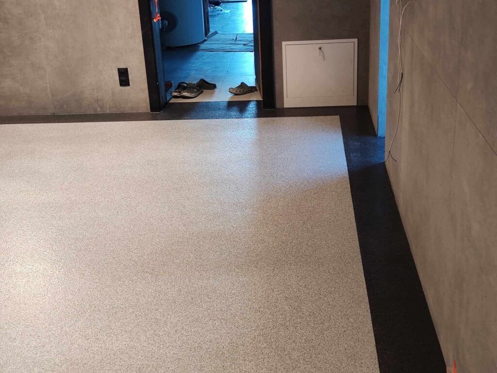 Posadzka żywiczna na kolorowych piaskach w dwóch kolorach w garażu domowym. 37