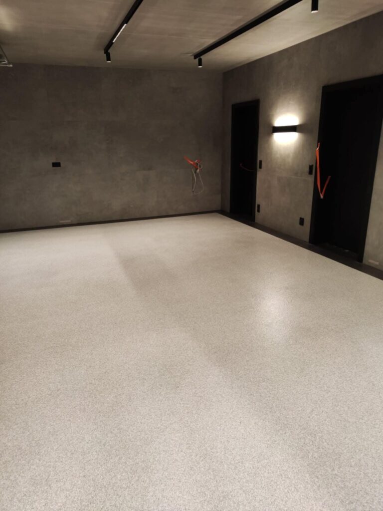 Posadzka żywiczna na kolorowych piaskach w dwóch kolorach w garażu domowym. 38