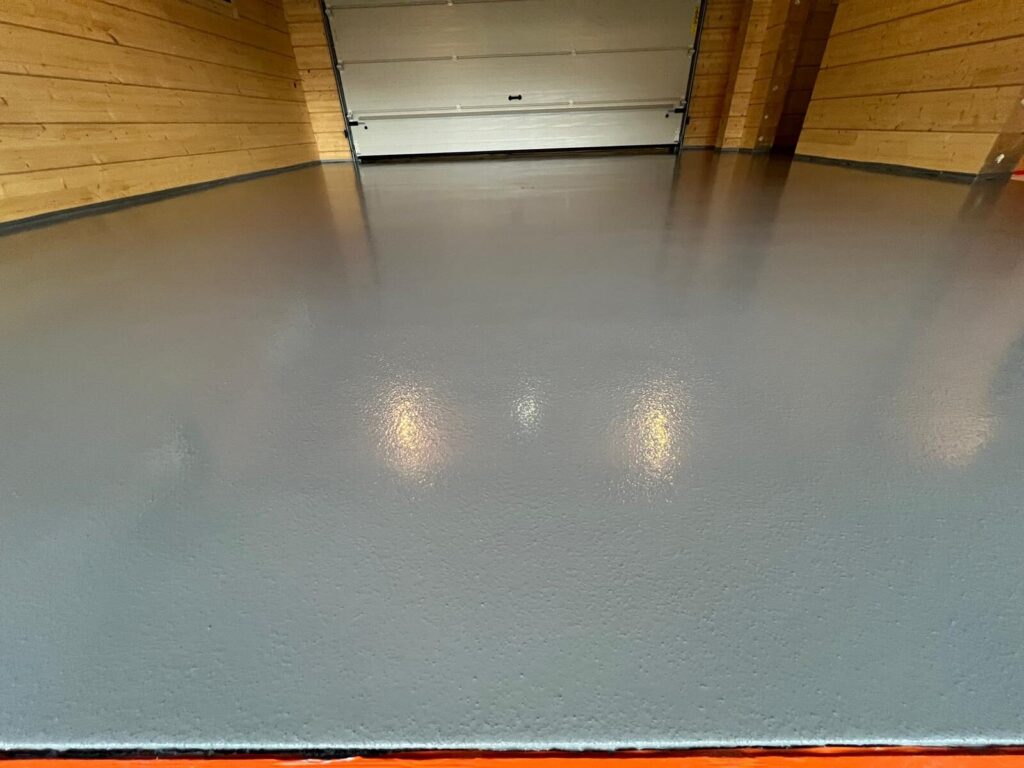 Posadzka żywiczna na bazie kolorowych żywic w garażu domowym 40