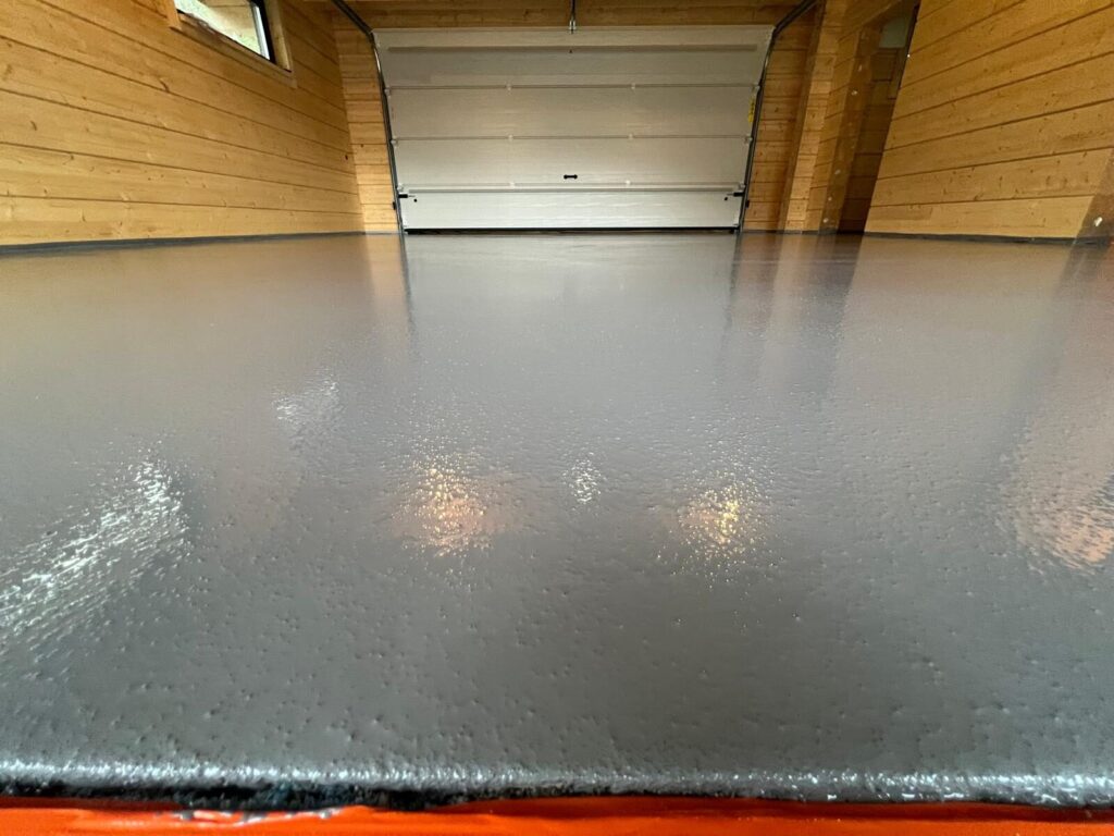 Posadzka żywiczna na bazie kolorowych żywic w garażu domowym 41