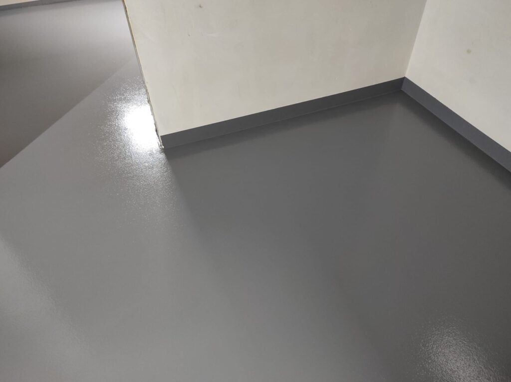 Posadzka żywiczna na bazie kolorowych żywic w garażu domowym 42