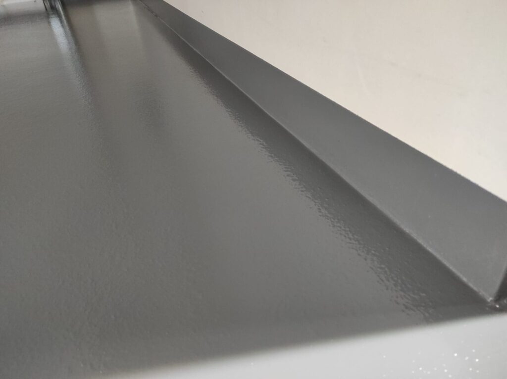 Posadzka żywiczna na bazie kolorowych żywic w garażu domowym 43