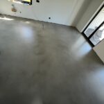 Mikrocement na podłogi 18