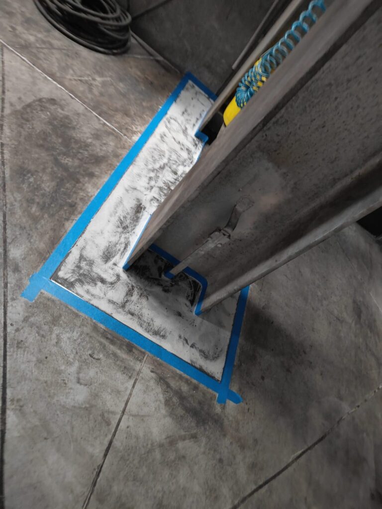 Naprawa dylatacji i oznakowanie stref niebezpiecznych w hali produkcyjnej 58