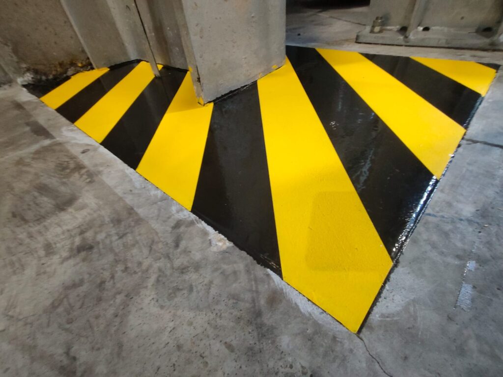 Naprawa dylatacji i oznakowanie stref niebezpiecznych w hali produkcyjnej 60