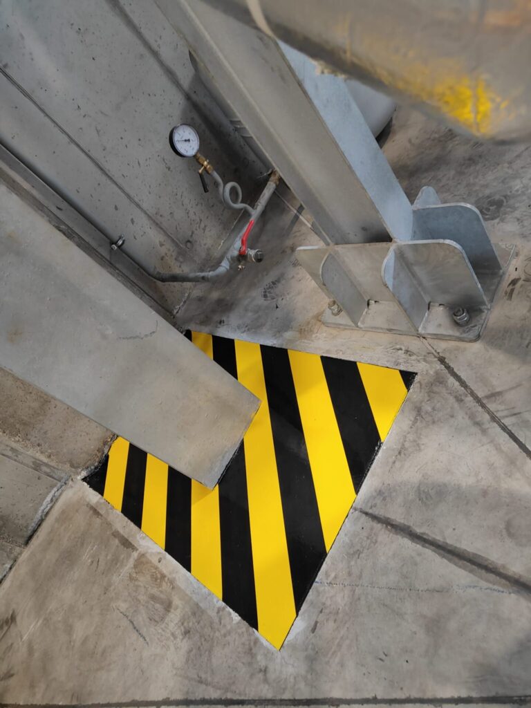 Naprawa dylatacji i oznakowanie stref niebezpiecznych w hali produkcyjnej 61