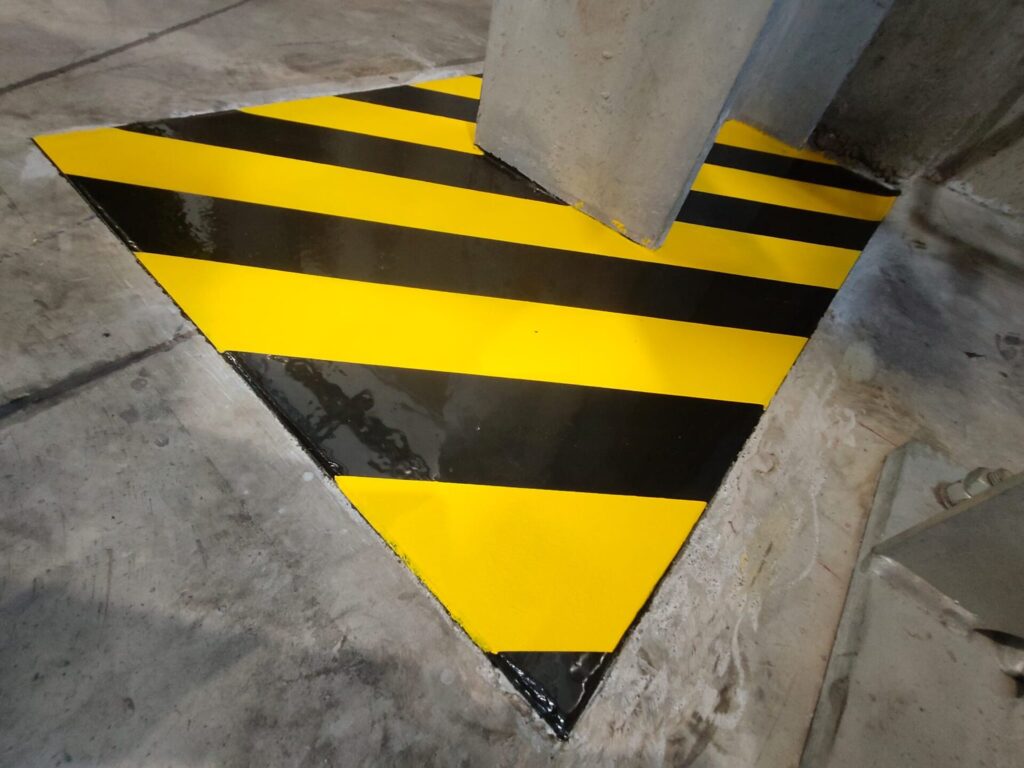 Naprawa dylatacji i oznakowanie stref niebezpiecznych w hali produkcyjnej 62