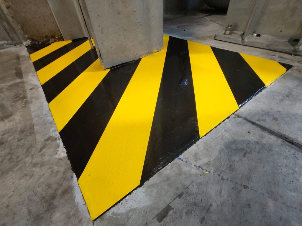 Naprawa dylatacji i oznakowanie stref niebezpiecznych w hali produkcyjnej 63