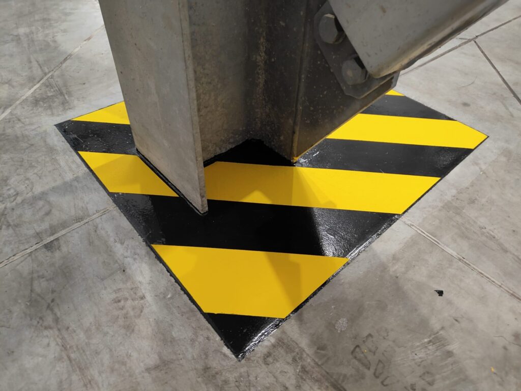 Naprawa dylatacji i oznakowanie stref niebezpiecznych w hali produkcyjnej 64