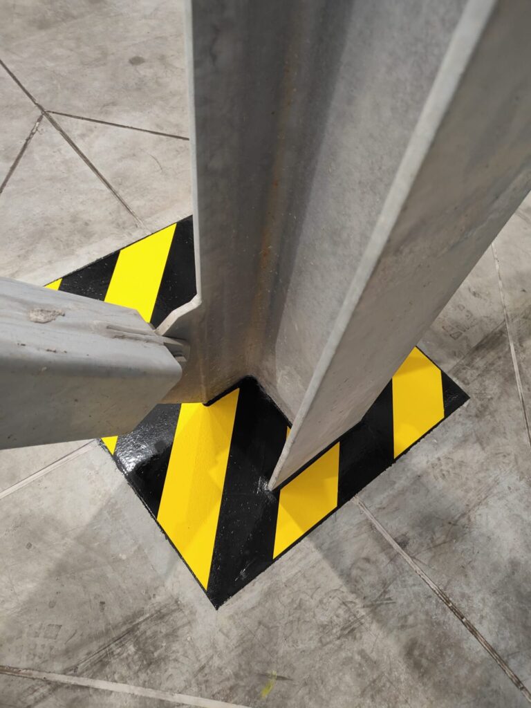 Naprawa dylatacji i oznakowanie stref niebezpiecznych w hali produkcyjnej 65