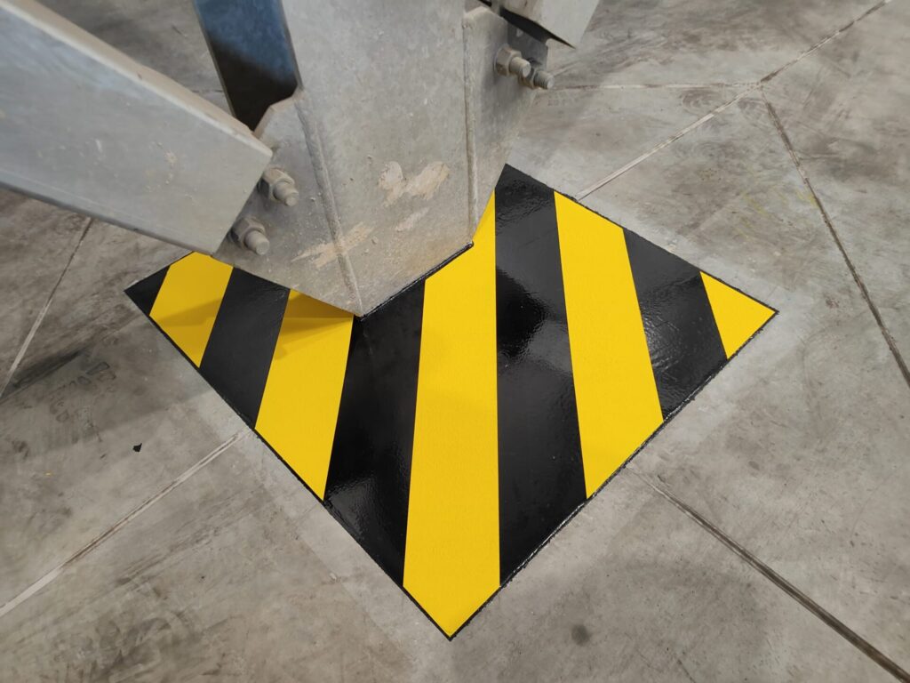 Naprawa dylatacji i oznakowanie stref niebezpiecznych w hali produkcyjnej 67