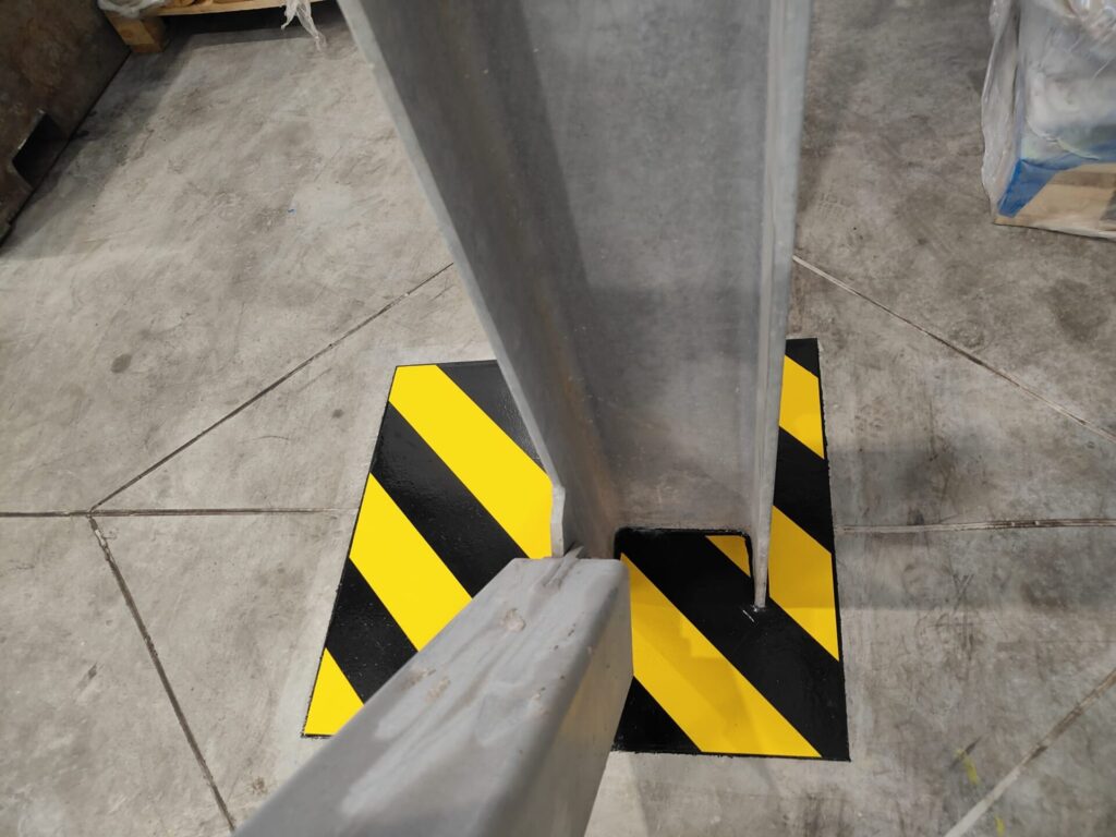 Naprawa dylatacji i oznakowanie stref niebezpiecznych w hali produkcyjnej 68