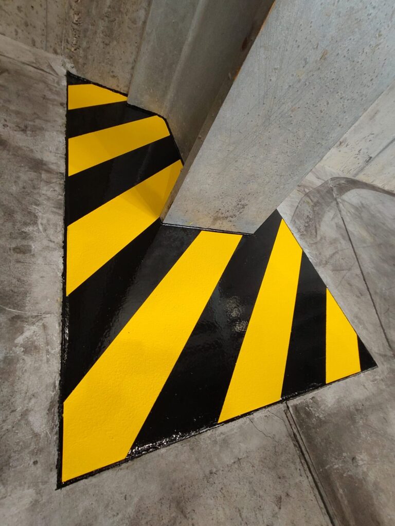 Naprawa dylatacji i oznakowanie stref niebezpiecznych w hali produkcyjnej 69