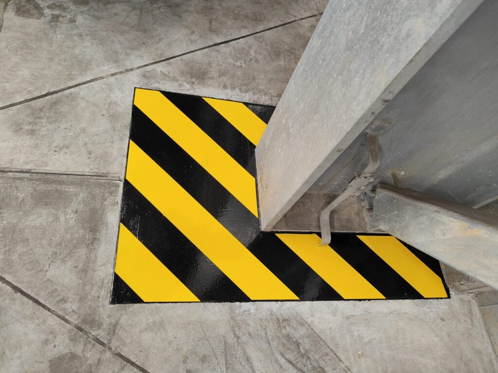 Naprawa dylatacji i oznakowanie stref niebezpiecznych w hali produkcyjnej 70