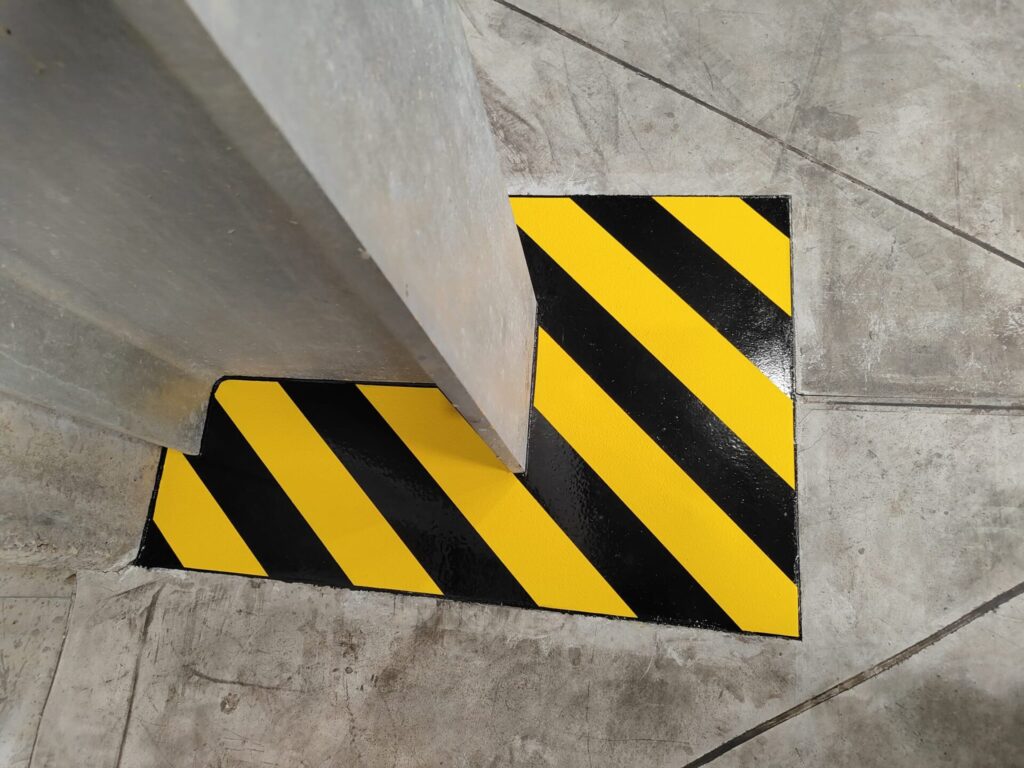 Naprawa dylatacji i oznakowanie stref niebezpiecznych w hali produkcyjnej 71