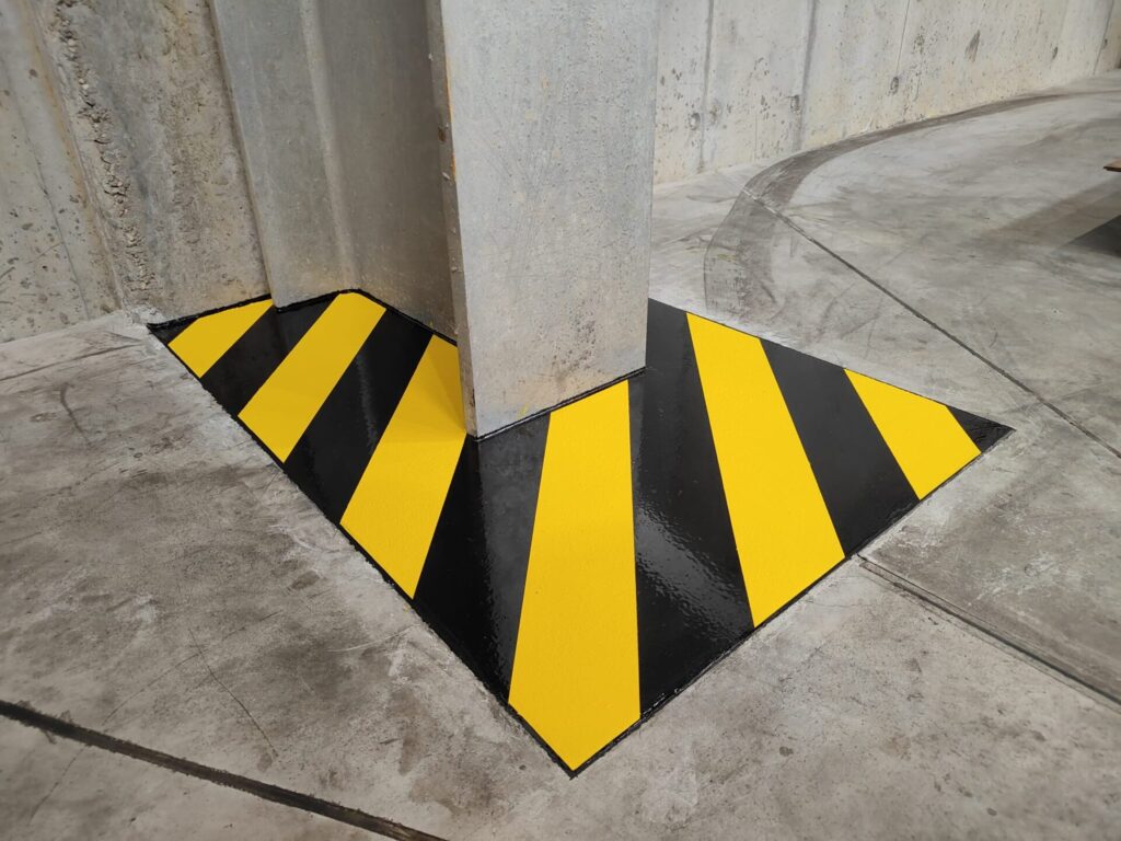 Naprawa dylatacji i oznakowanie stref niebezpiecznych w hali produkcyjnej 73