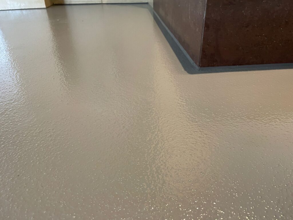 Posadzka żywiczna w domowym garażu 25