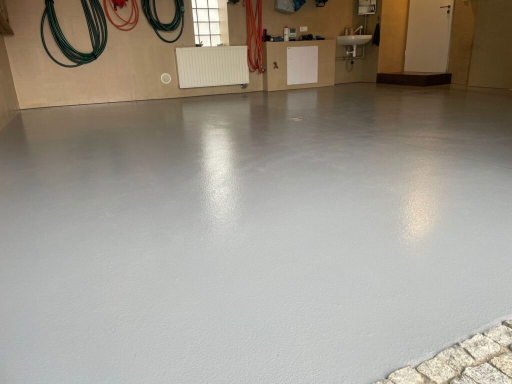 Posadzka żywiczna w domowym garażu 26
