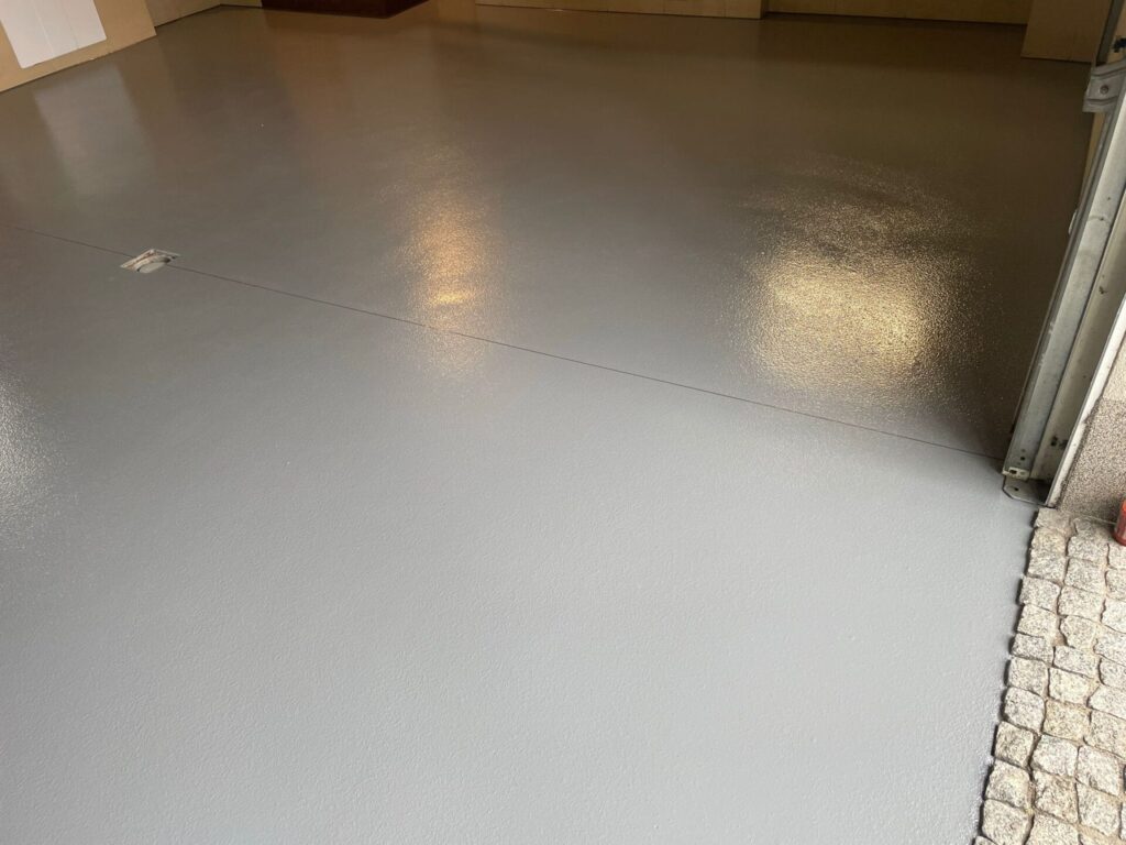 Posadzka żywiczna w domowym garażu 27