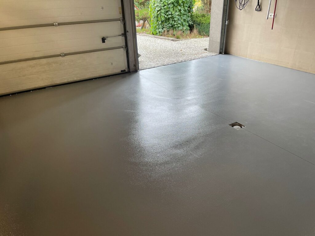 Posadzka żywiczna w domowym garażu 28