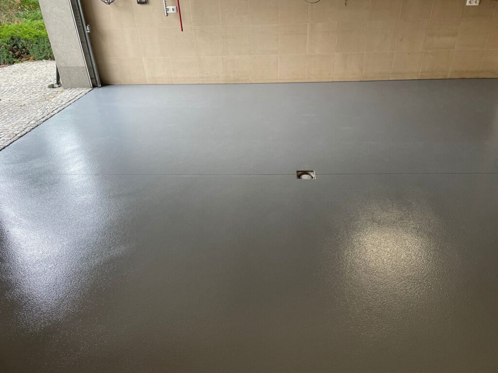 Posadzka żywiczna w domowym garażu 29