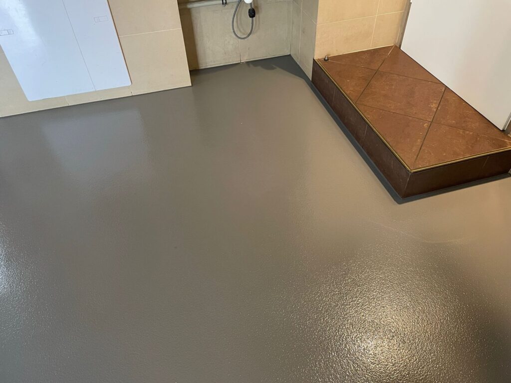 Posadzka żywiczna w domowym garażu 30