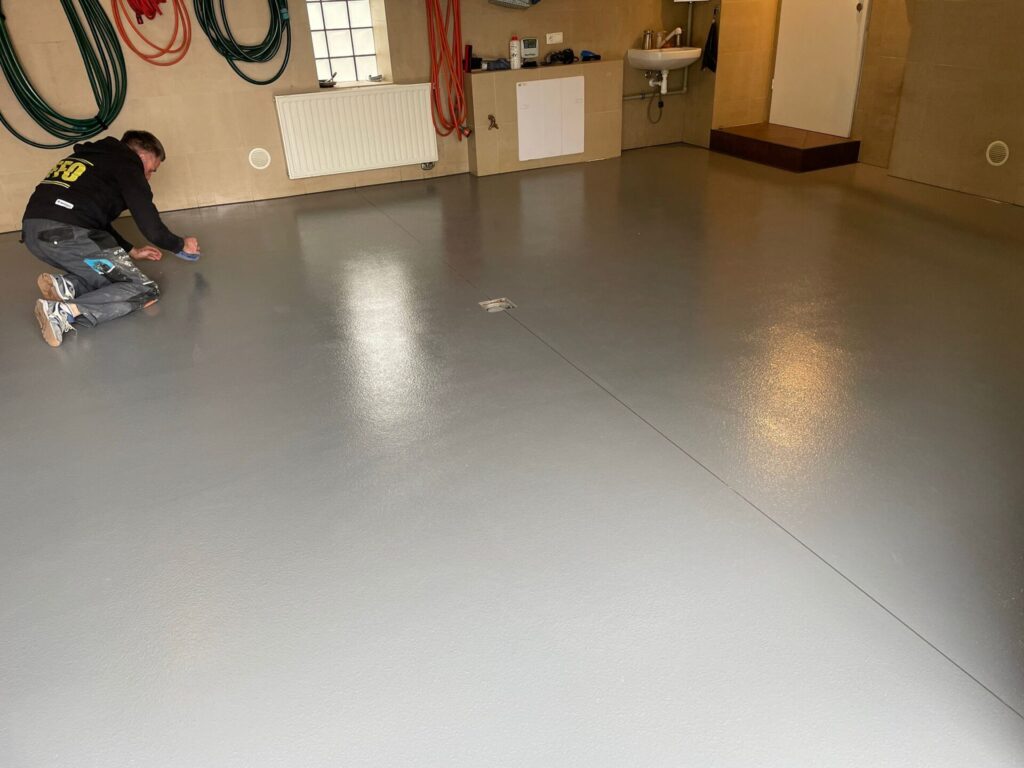 Posadzka żywiczna w domowym garażu 31