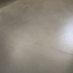 Mikrocement na podłogi 49