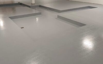Posadzka żywiczna w hali produkcyjnej z podestami – system Flowcoat SF41