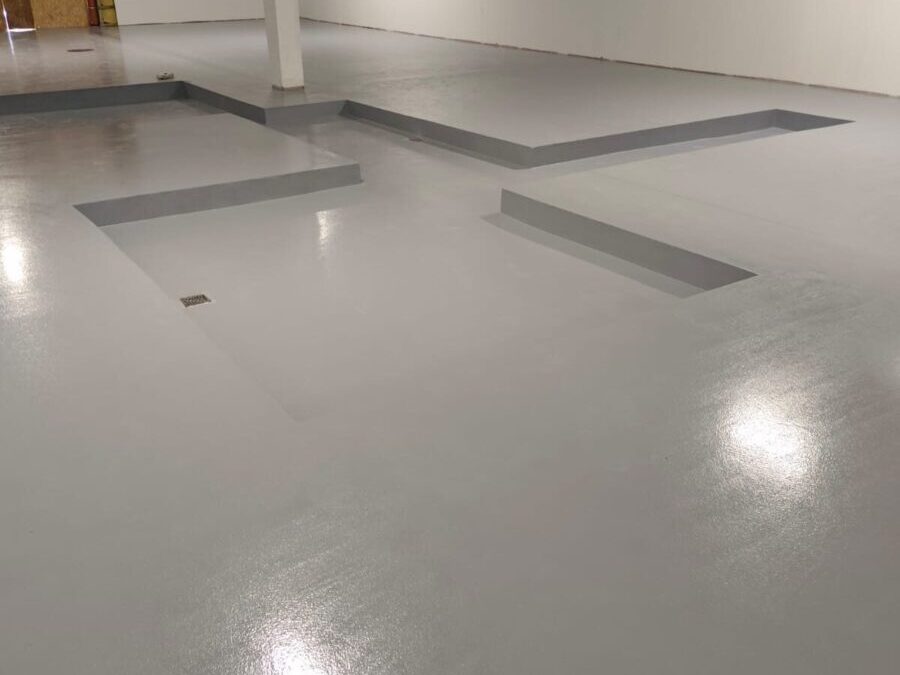 Posadzka żywiczna w hali produkcyjnej z podestami – system Flowcoat SF41
