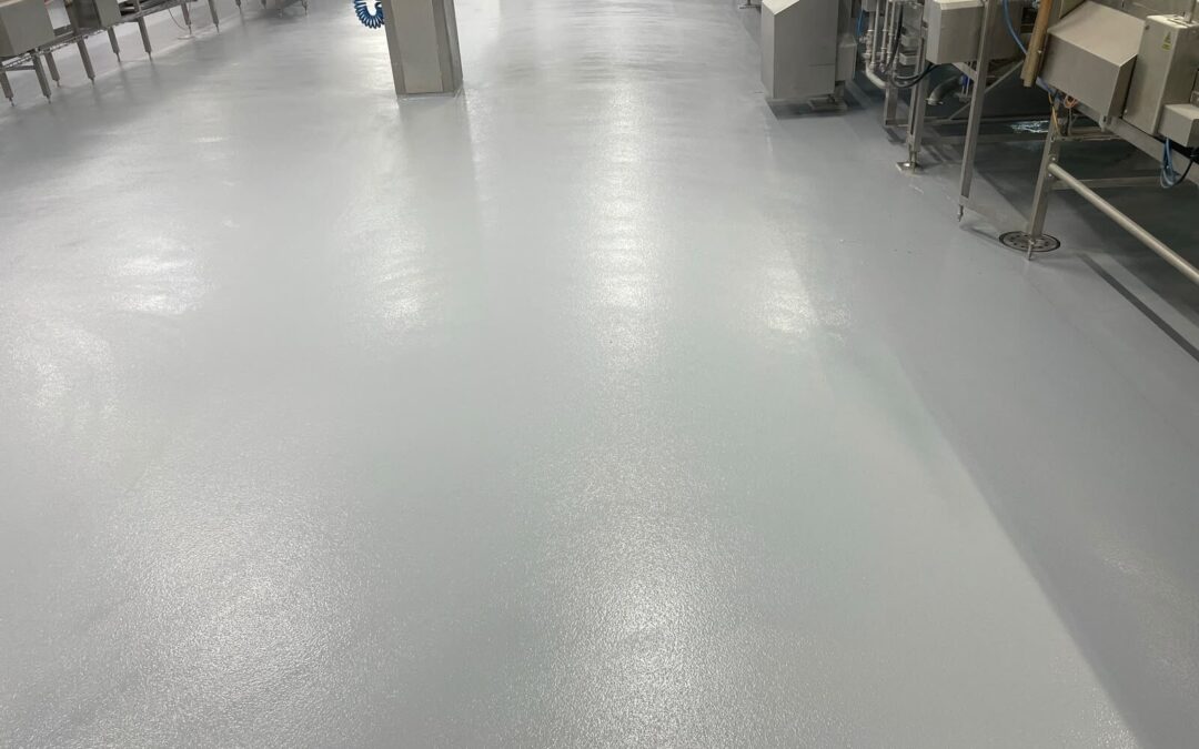 Posadzka żywiczna w zakładzie produkcyjnym – system Flowcoat SF41